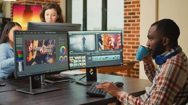 Video-editor bekijkt gemonteerde beelden op twee monitors