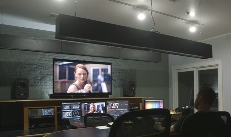 Kleurcorrectiesuite met schermen waarop een filmbeeld wordt beoordeeld
